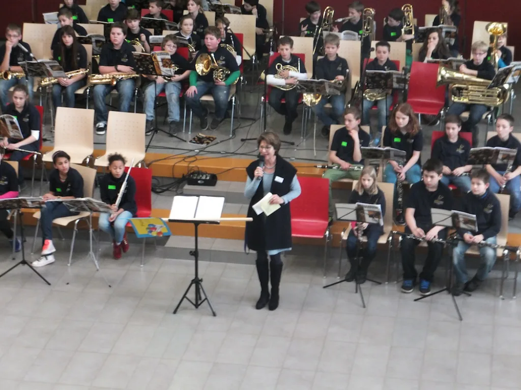 Schulorchester spielt vor der versammelten Gruppe.